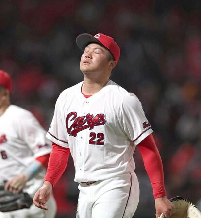 ７回、４点を失い、悔しさをにじませベンチに戻る高（撮影・北村雅宏）