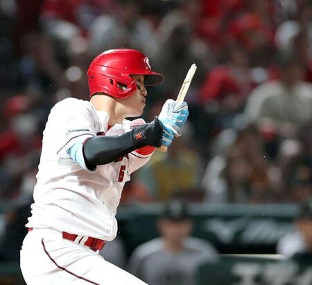 ７回、バットを折られながらも２点適時打を放つ小園（撮影・北村雅宏）