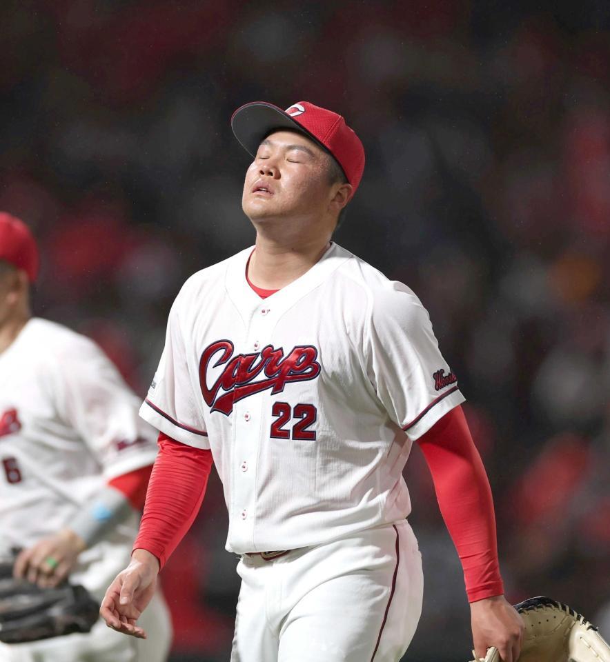 ７回、４点を失い、悔しさをにじませベンチに戻る高（撮影・北村雅宏）
