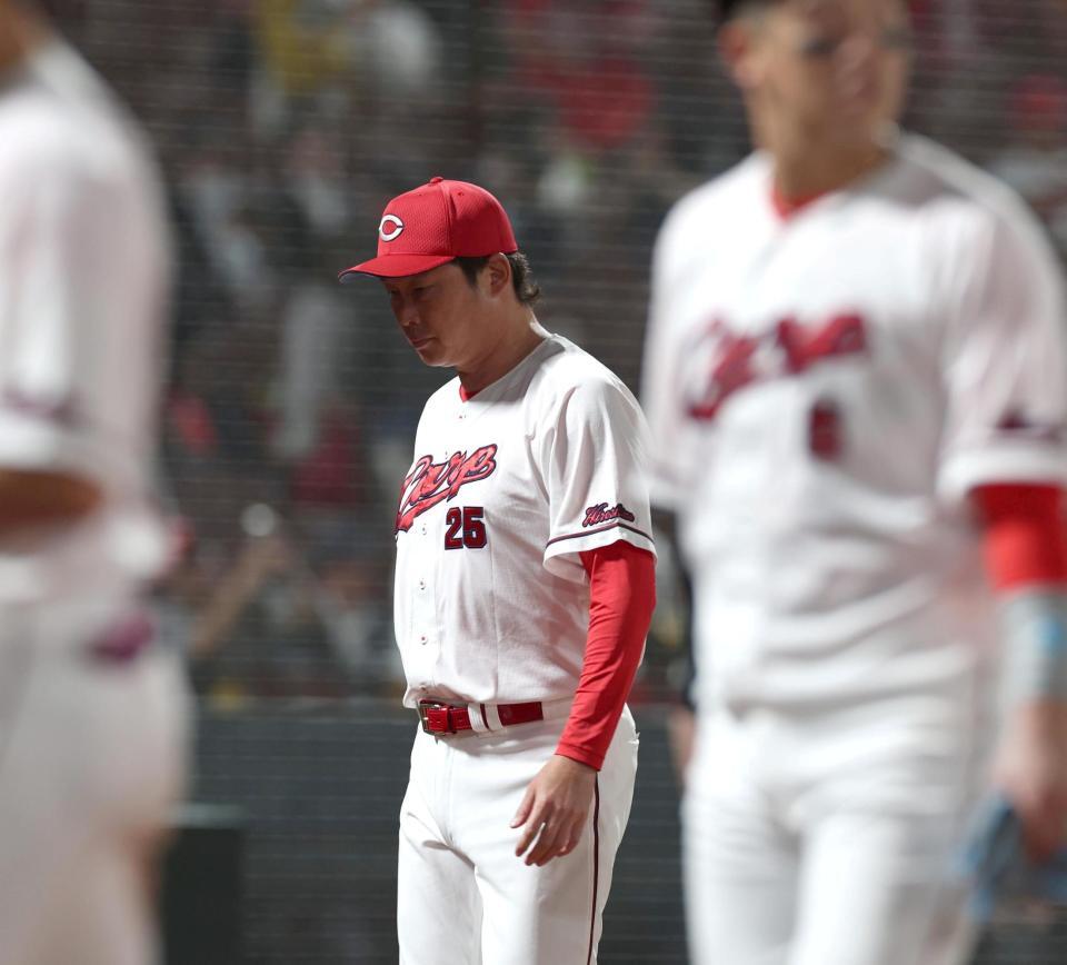 巨人に敗れ、肩を落として引き揚げる新井監督（撮影・北村雅宏）