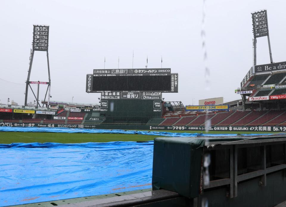 雨が振り続けるマツダスタジアム（撮影・北村雅宏）