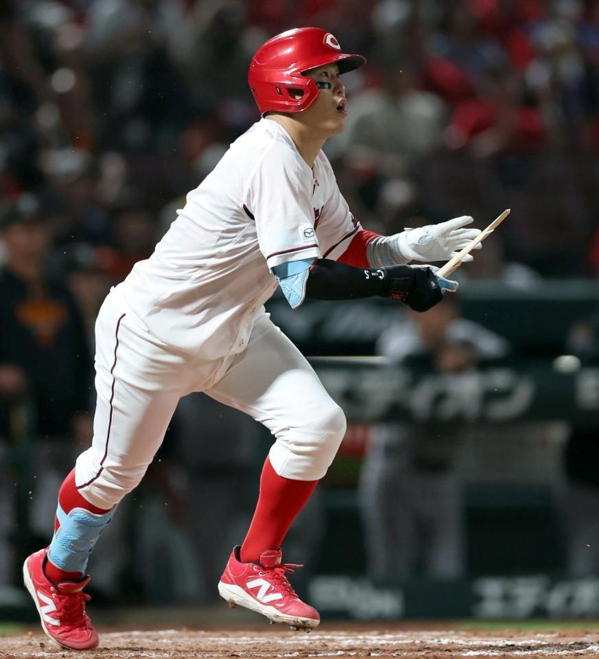 ２３日の巨人戦７回、バットを折りながら２点適時打を放つ小園