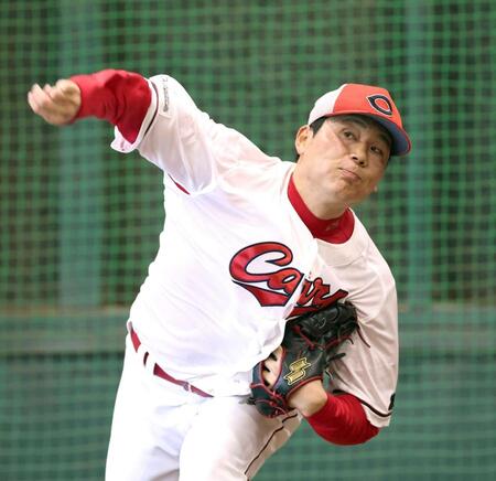 復帰へ向け大野練習場のブルペンで投げ込む栗林＝１０日