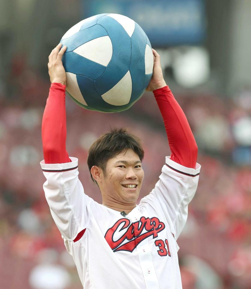 試合前にメディシンボールを使い、トレーニングする坂倉