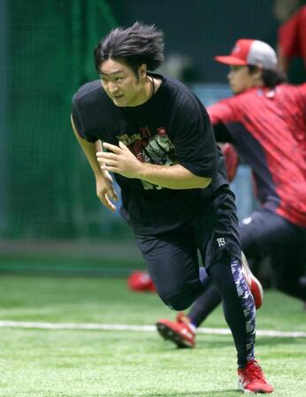 ダッシュする床田（撮影・北村雅宏）