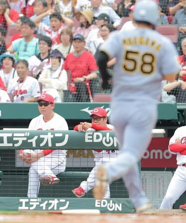２回、石原の悪送球で先制を許し、グラウンドを見つめる新井監督（左）＝撮影・西田忠信