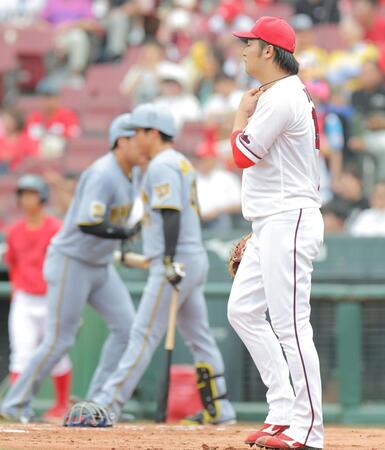 ２回、石原の悪送球で先制を許した床田（撮影・西田忠信）