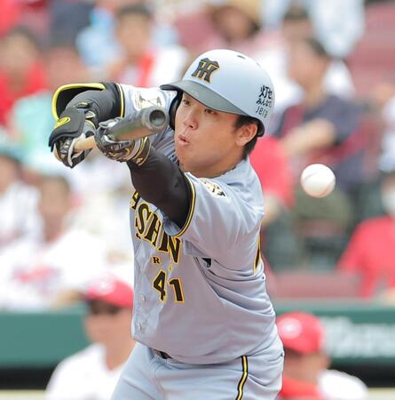 ２回、スリーバント失敗する村上（撮影・西田忠信）