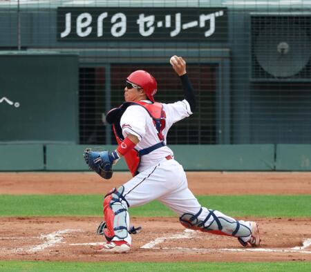 ２回、石原が一塁へ悪送球し二塁走者の前川が生還する（撮影・山口登）