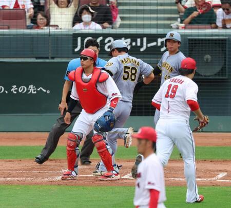 ２回、石原が一塁へ悪送球し二塁走者の前川が生還する（撮影・山口登）