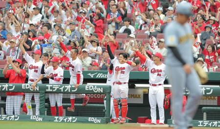 ８回、坂倉の勝ち越し打に沸く広島ベンチ（撮影・西田忠信）