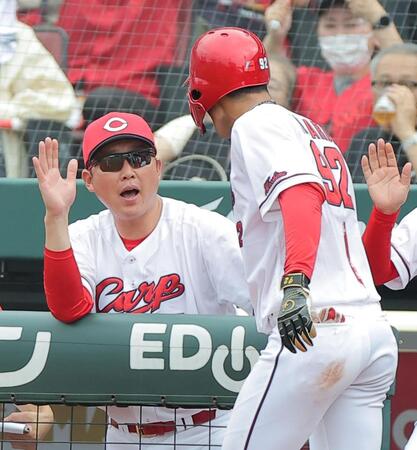 ３回、同点ソロを放った名原（右）を迎える新井監督（撮影・西田忠信）