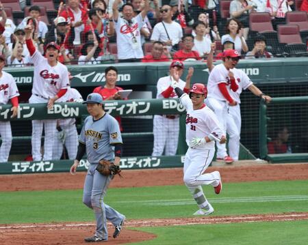 ８回、右前に勝ち越し適時打を放つ坂倉（撮影・山口登）