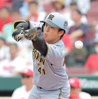 ２回、スリーバント失敗する村上（撮影・西田忠信）