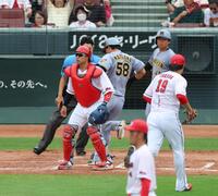２回、石原が一塁へ悪送球し二塁走者の前川が生還する（撮影・山口登）