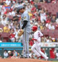 ３回、名原に同点ソロを浴びた村上（撮影・北村雅宏）