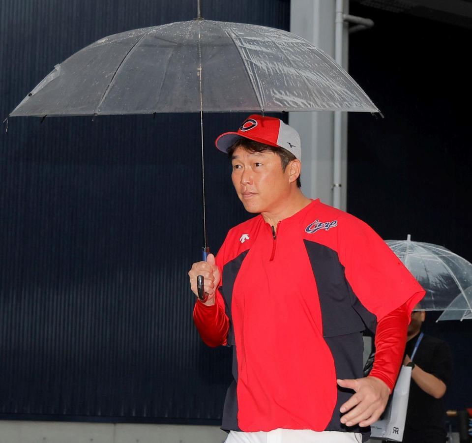 室内練習場を引き揚げる新井監督（撮影・西田忠信）