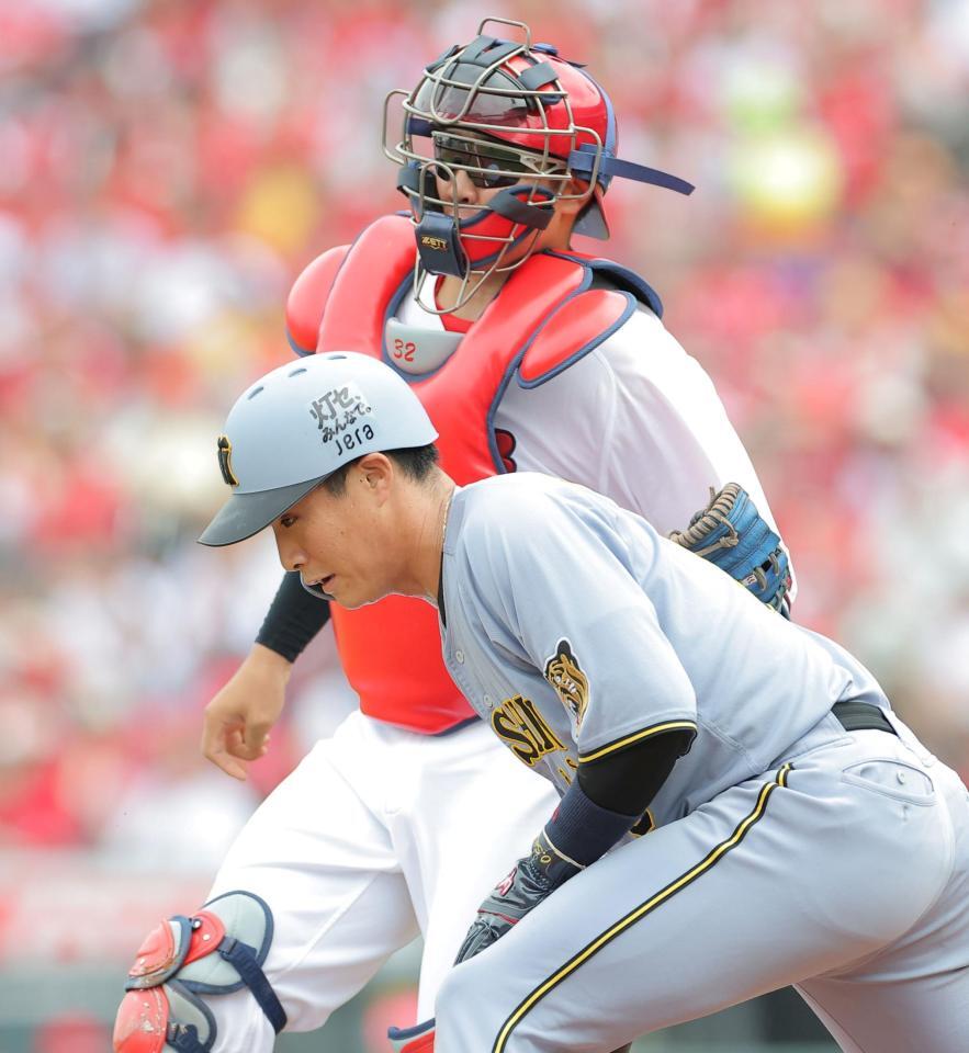 ２回、村上のスリーバント失敗後に三本間でアウトになる木浪（撮影・西田忠信）
