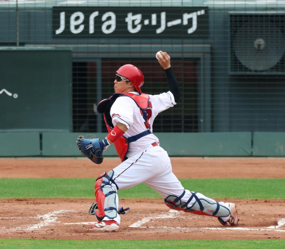 ２回、石原が一塁へ悪送球し二塁走者の前川が生還する（撮影・山口登）