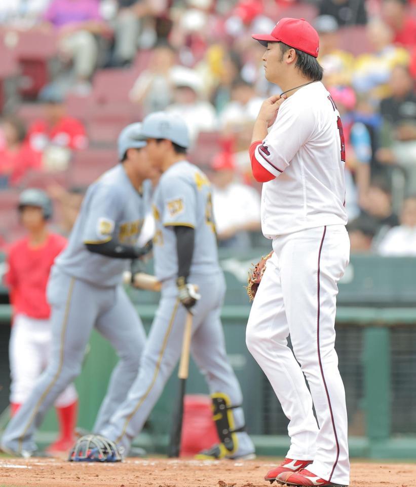 ２回、石原の悪送球で先制を許した床田（撮影・西田忠信）