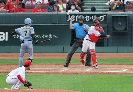 ９回、石原は盗塁を狙った高寺をアウトにし試合終了する（撮影・山口登）