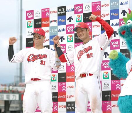 お立ち台でポーズをとる坂倉（左）と名原（撮影・北村雅宏）