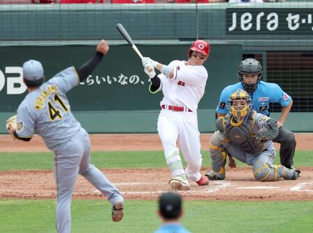 ８回、勝ち越し打を放つ坂倉。投手村上