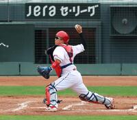 ２回、石原が一塁へ悪送球し二塁走者の前川が生還する（撮影・山口登）