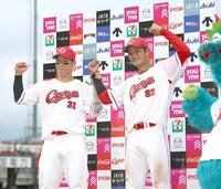 お立ち台でポーズをとる坂倉（左）と名原（撮影・北村雅宏）