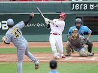 ８回、勝ち越し打を放つ坂倉。投手村上