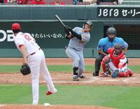 ５回、ターノックは前川を空振り三振に