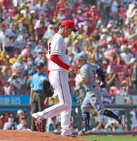 ６回、阪神・佐藤輝に同点ソロを浴びた岡本（撮影・北村雅宏）