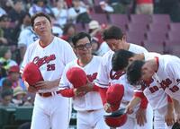 阪神に敗れ、肩を落とす新井監督（左）＝撮影・北村雅宏