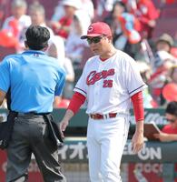 ７回、岡本の交代を告げる新井監督（撮影・西田忠信）