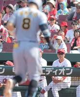 ６回、同点ソロを放った佐藤輝（手前）を見つめる広島・新井監督（撮影・西田忠信）