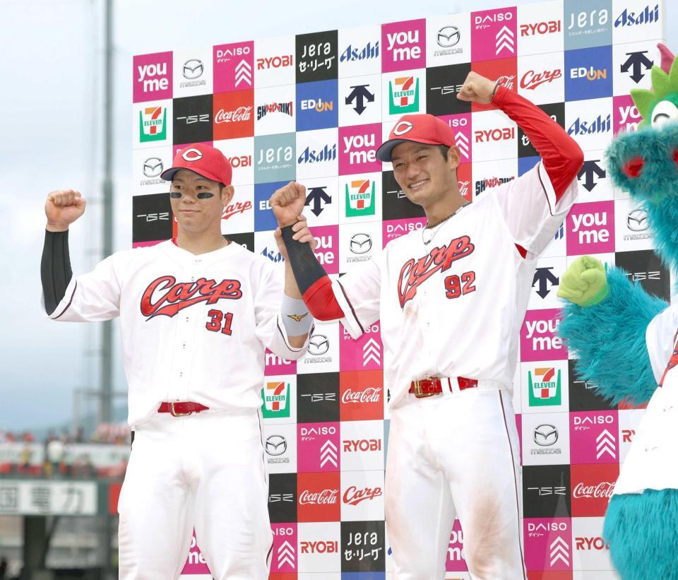 お立ち台でポーズをとる坂倉（左）と名原（撮影・北村雅宏）