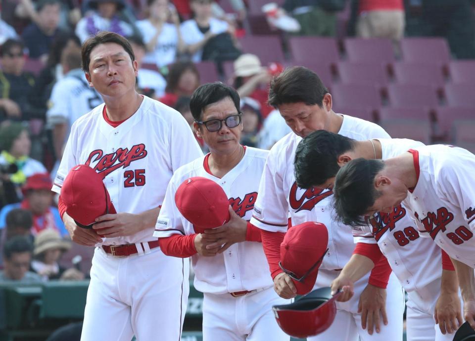 阪神に敗れ、肩を落とす新井監督（左）＝撮影・北村雅宏