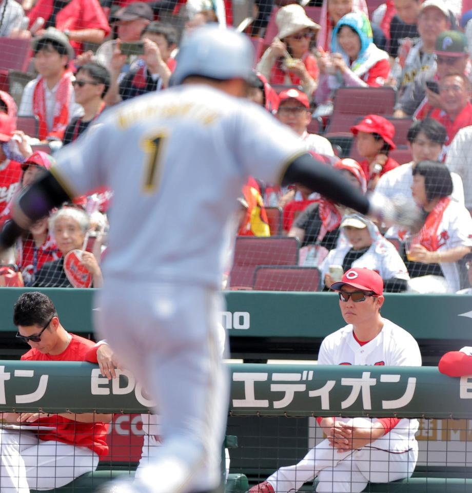 １回、森下（手前）に先制２ランを浴び厳しい表情の新井監督（撮影・西田忠信）