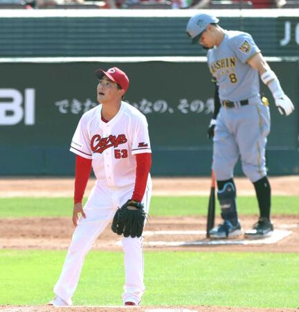 ６回、佐藤輝に同点ソロを許す岡本（撮影・山口登）