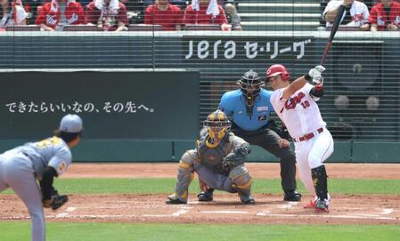 ２回、右越えに同点ソロを放つ佐々木（投手は阪神・高橋）