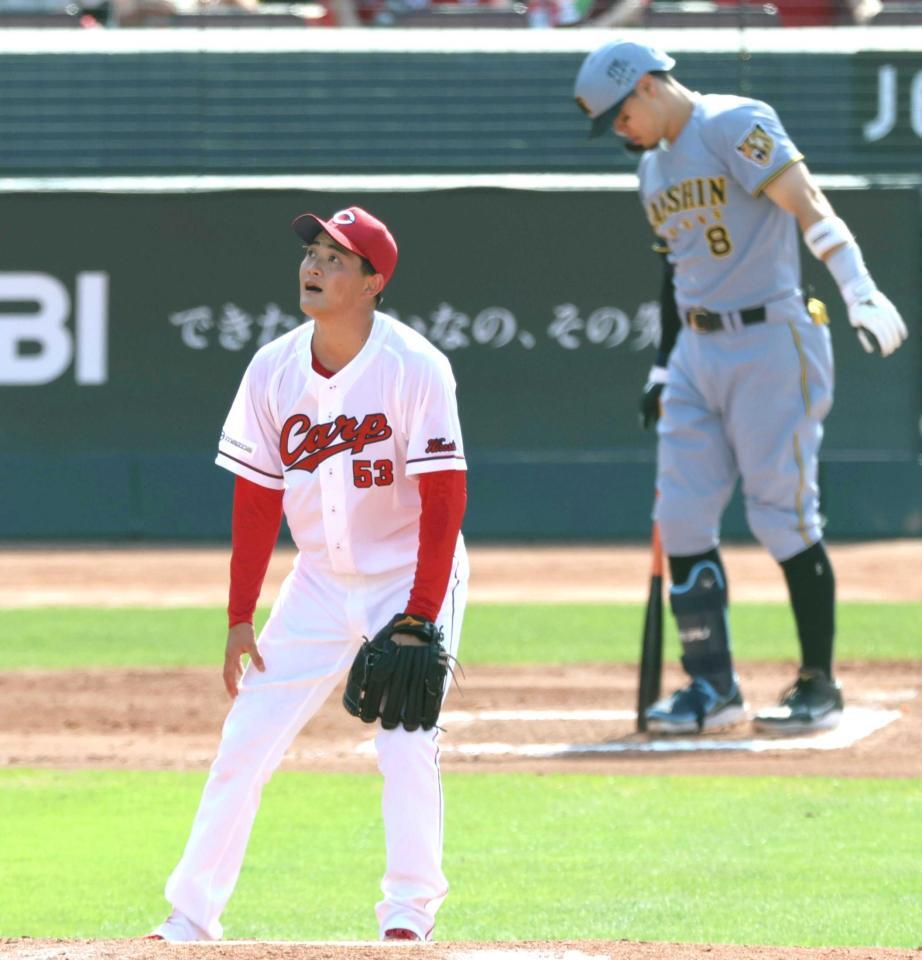 ６回、佐藤輝に同点ソロを許す岡本（撮影・山口登）