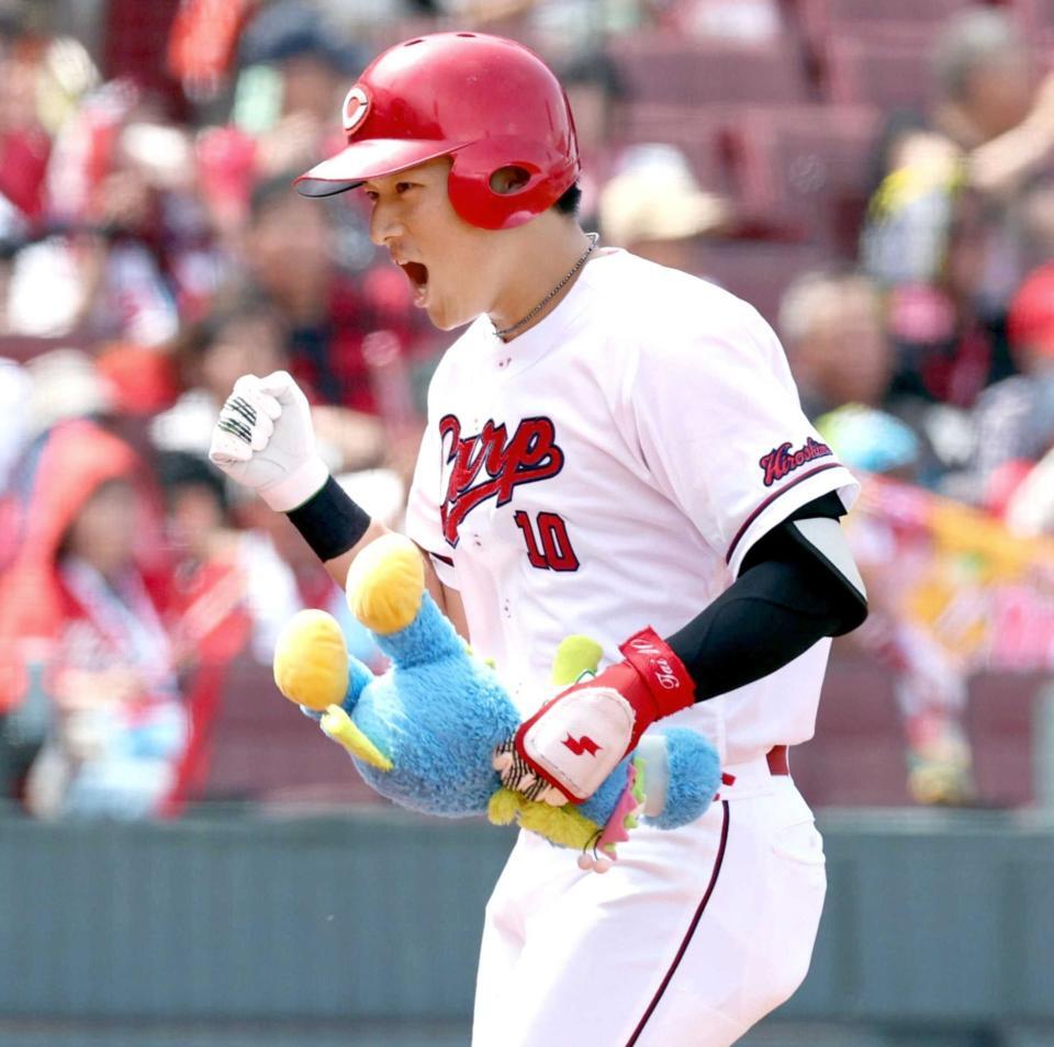 ２回、３号ソロを放ち生還する佐々木（撮影・北村雅宏）