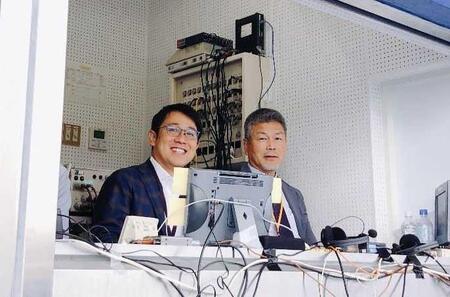 解説の山崎隆造さん（右）と笑顔を見せる坂上アナ（本人提供）