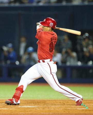 ９回、勝ち越し適時打を放つ佐藤（撮影・石井剣太郎）