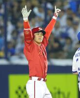 ９回、勝ち越し適時打を放った佐藤（撮影・石井剣太郎）