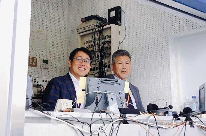 解説の山崎隆造さん（右）と笑顔を見せる坂上アナ（本人提供）