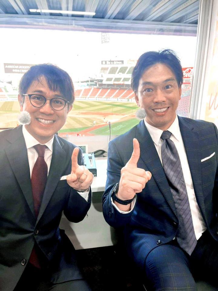 マツダスタジアムの放送席で解説の天谷宗一郎さん（右）と笑顔を見せる坂上アナ（本人提供）
