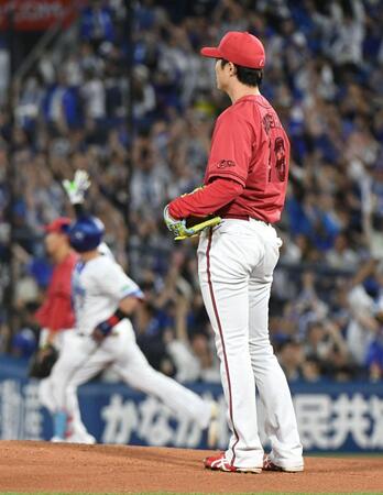 ３回、牧に勝ち越しの７号ソロを打たれ、ぼう然と立ちつくす森下（撮影・佐藤厚）