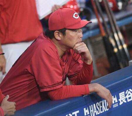 ベンチ最前列で戦況を見つめる新井監督（撮影・佐藤厚）