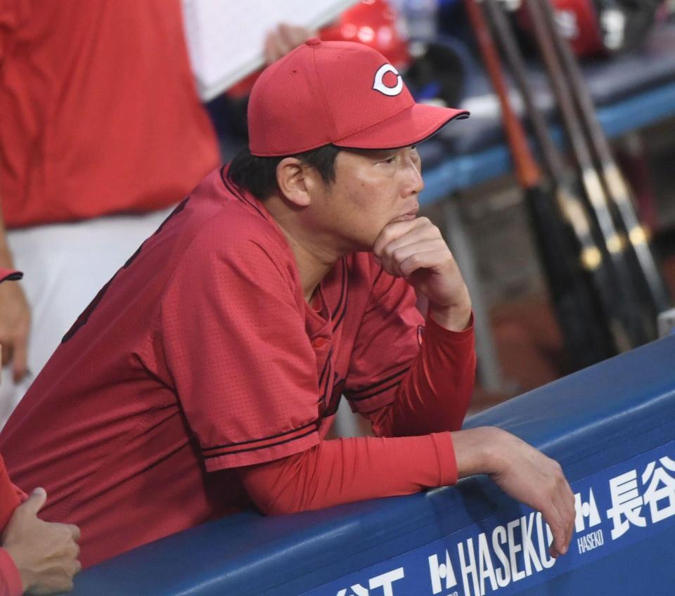 ベンチ最前列で戦況を見つめる新井監督（撮影・佐藤厚）